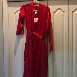 Red women’s robe. Sz Med. NWT